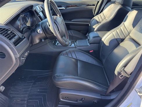 Used 2023 Chrysler 300 C image 12