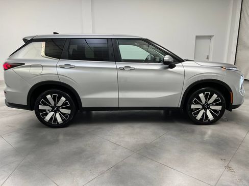 Used 2025 Mitsubishi Outlander SE FWD image 10