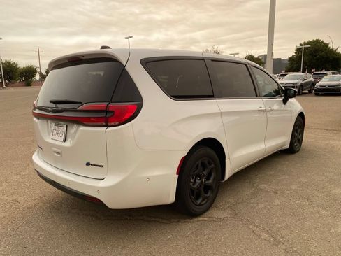 Used 2024 Chrysler Pacifica Limited FWD image 5