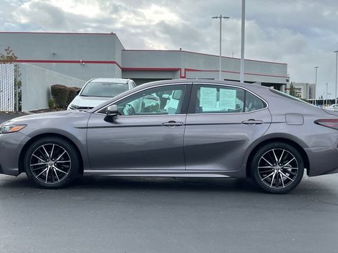 Certified 2022 Toyota Camry SE FWD image 9