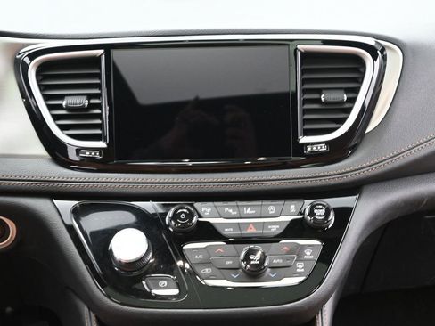 Used 2025 Chrysler Pacifica Pinnacle w/ Trailer Tow Group image 26