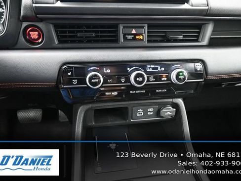 Used 2025 Honda Pilot TrailSport image 32