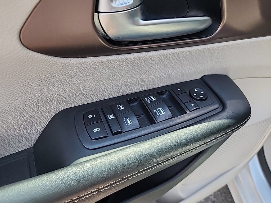 Used 2023 Chrysler Voyager LX FWD image 7