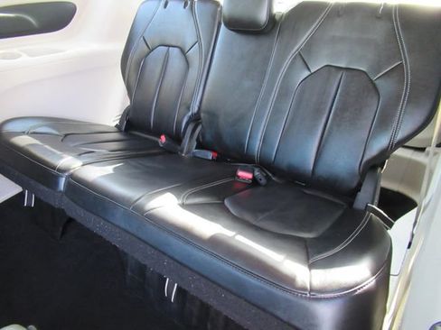 Used 2023 Chrysler Pacifica Touring-L FWD image 32