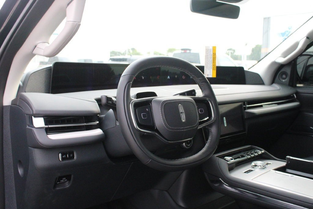 New 2027 Lincoln Navigator Reserve AWD/4WD image 2