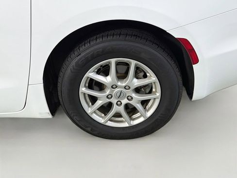 Used 2023 Chrysler Pacifica Touring-L FWD image 31