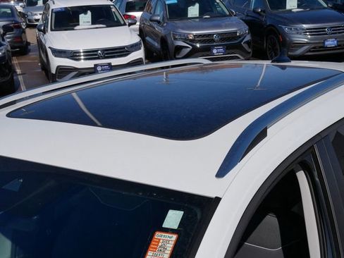 Certified 2023 Volkswagen Taos SE w/ Panoramic Sunroof Package image 11