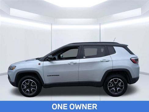 Used 2024 Jeep Compass Trailhawk AWD/4WD image 2