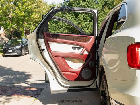 Used 2019 Bentley Bentayga image 76