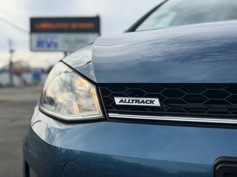 Used 2017 Volkswagen Golf Alltrack S image 9