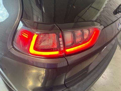 Used 2019 Jeep Cherokee Latitude Plus FWD image 11