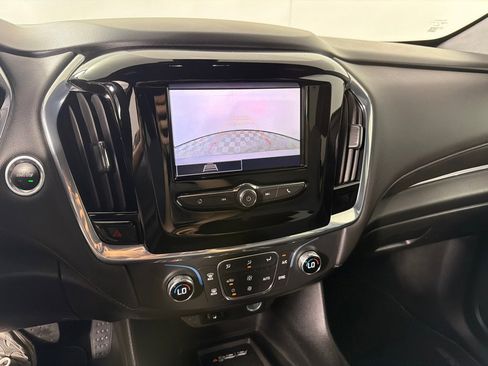 Used 2022 Chevrolet Traverse LT FWD image 17