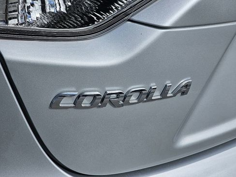 Used 2021 Toyota Corolla LE image 12