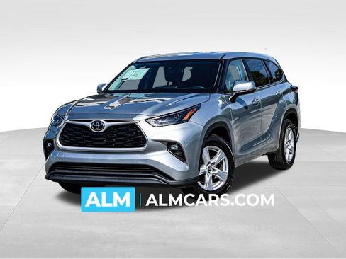 Used 2025 Toyota Highlander LE FWD image 1