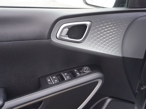 Used 2020 Kia Soul LX image 11