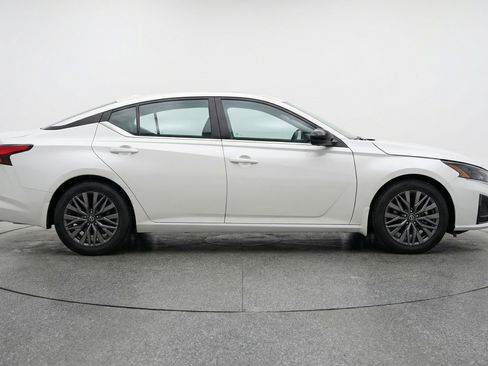 Used 2025 Nissan Altima 2.5 SV FWD image 11