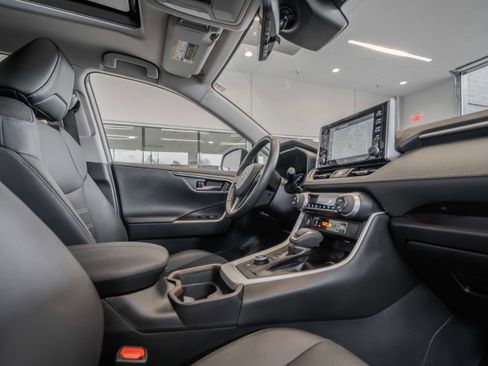 Used 2021 Toyota RAV4 Limited image 17