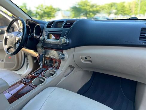 Used 2012 Toyota Highlander Limited w/ Tow Pkg AWD/4WD image 19