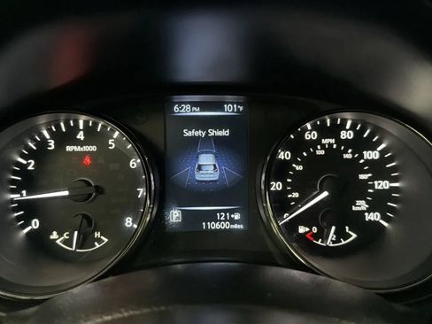 Used 2017 Nissan Rogue SV w/ SV Premium Package FWD image 11