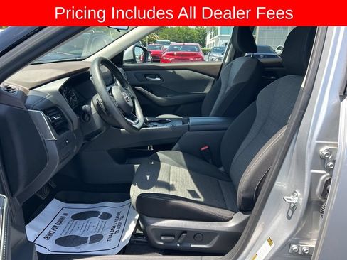Used 2022 Nissan Rogue SV FWD image 2