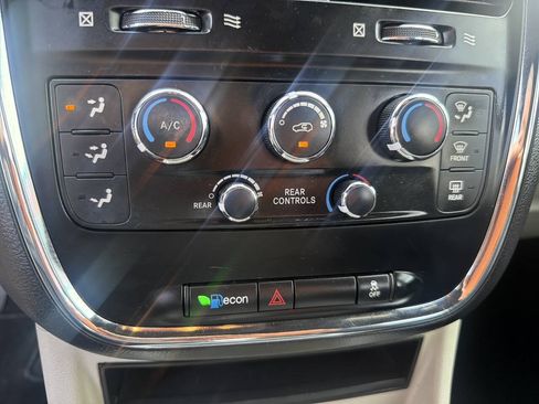 Used 2017 Dodge Grand Caravan SXT w/ Rear Park Assist Package FWD image 23