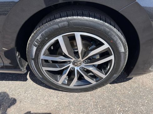 Used 2025 Volkswagen Jetta SE FWD image 31