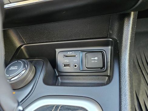 Used 2018 Jeep Cherokee Latitude Plus w/ Comfort/Convenience Group AWD/4WD image 26