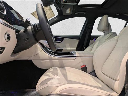 Used 2025 Mercedes-Benz C 300 4MATIC Sedan image 4