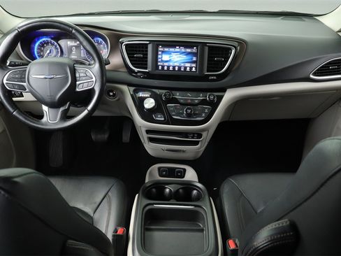 Used 2019 Chrysler Pacifica Touring-L image 9