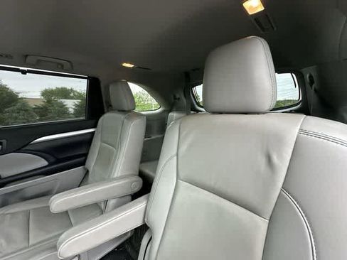 Used 2019 Toyota Highlander XLE AWD/4WD image 18