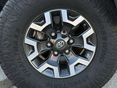 Used 2020 Toyota Tacoma TRD Off-Road AWD/4WD image 9