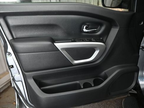 Used 2017 Nissan Titan SV RWD image 14