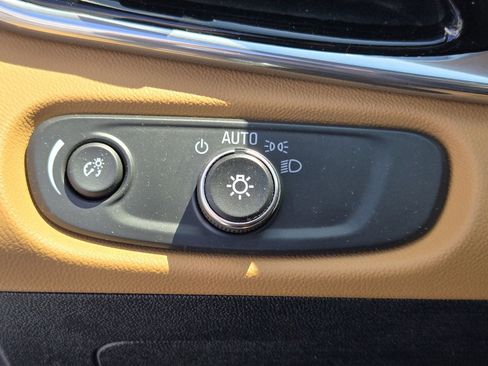 Used 2018 Chevrolet Volt Premier w/ Driver Confidence Package FWD image 19