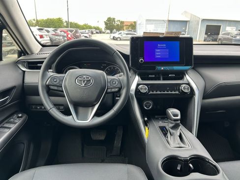Used 2023 Toyota Venza LE AWD/4WD image 11