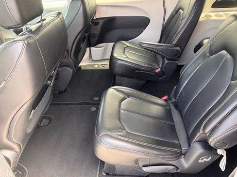 Used 2023 Chrysler Pacifica Touring-L FWD image 28