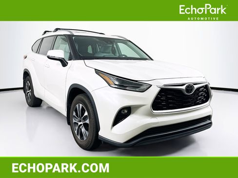 Used 2021 Toyota Highlander XLE AWD/4WD image 1
