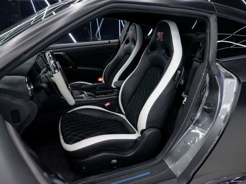 Used 2018 Nissan GT-R Premium image 27