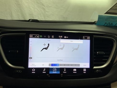 Used 2024 Chrysler Pacifica Touring-L FWD image 27