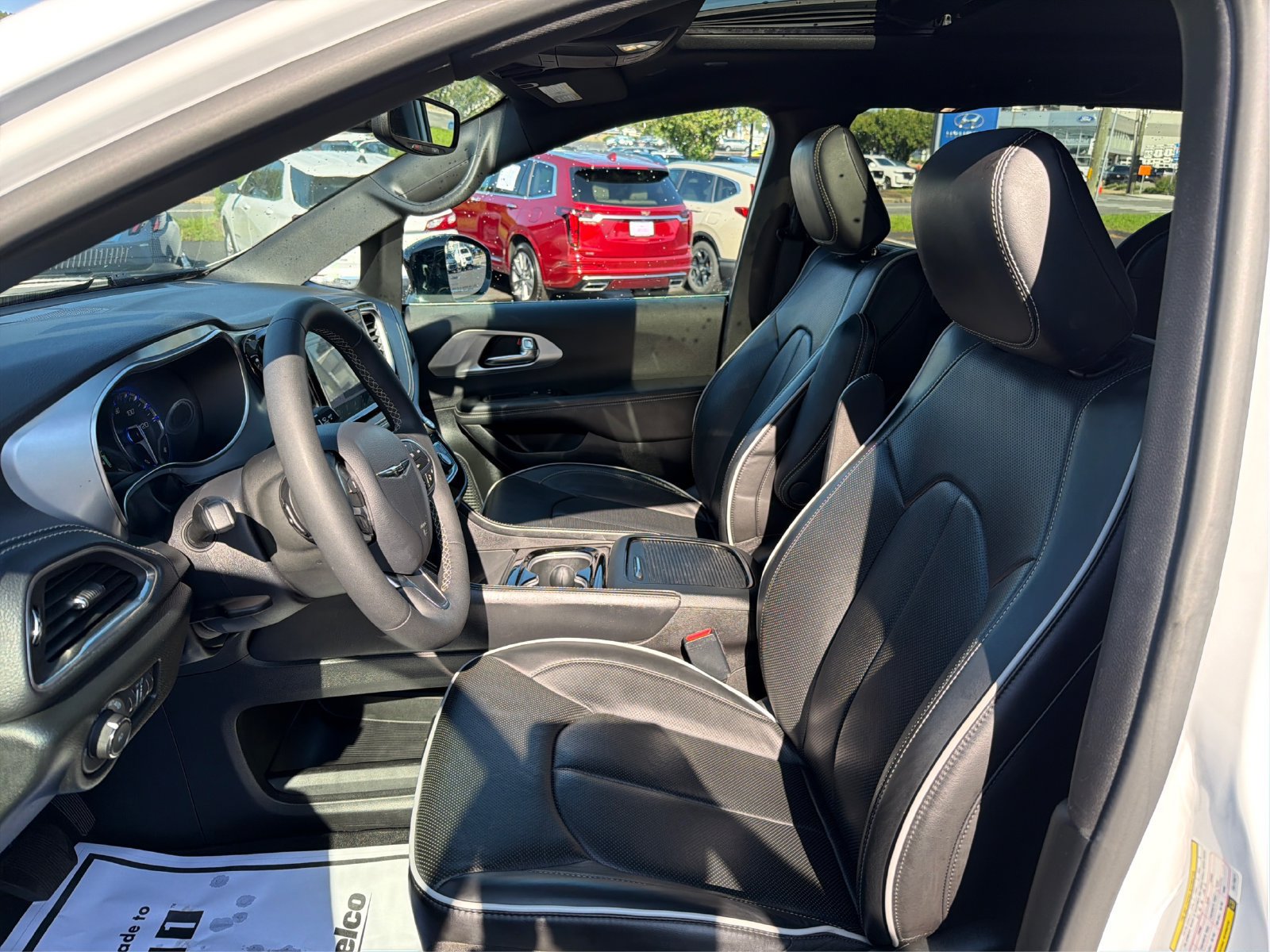 Used 2026 Chrysler Pacifica Limited FWD image 9
