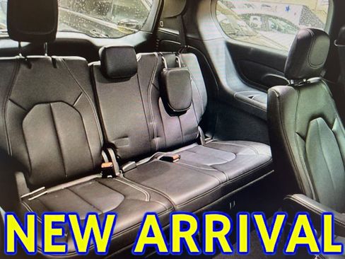 Used 2025 Chrysler Pacifica Select image 8