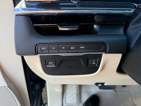 Used 2024 Cadillac Escalade ESV Premium Luxury image 22