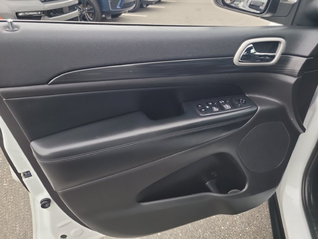 Used 2020 Jeep Grand Cherokee Laredo AWD/4WD image 16