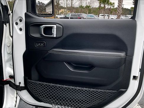 Used 2018 Jeep Wrangler Unlimited Sahara w/ Cold Weather Group image 21