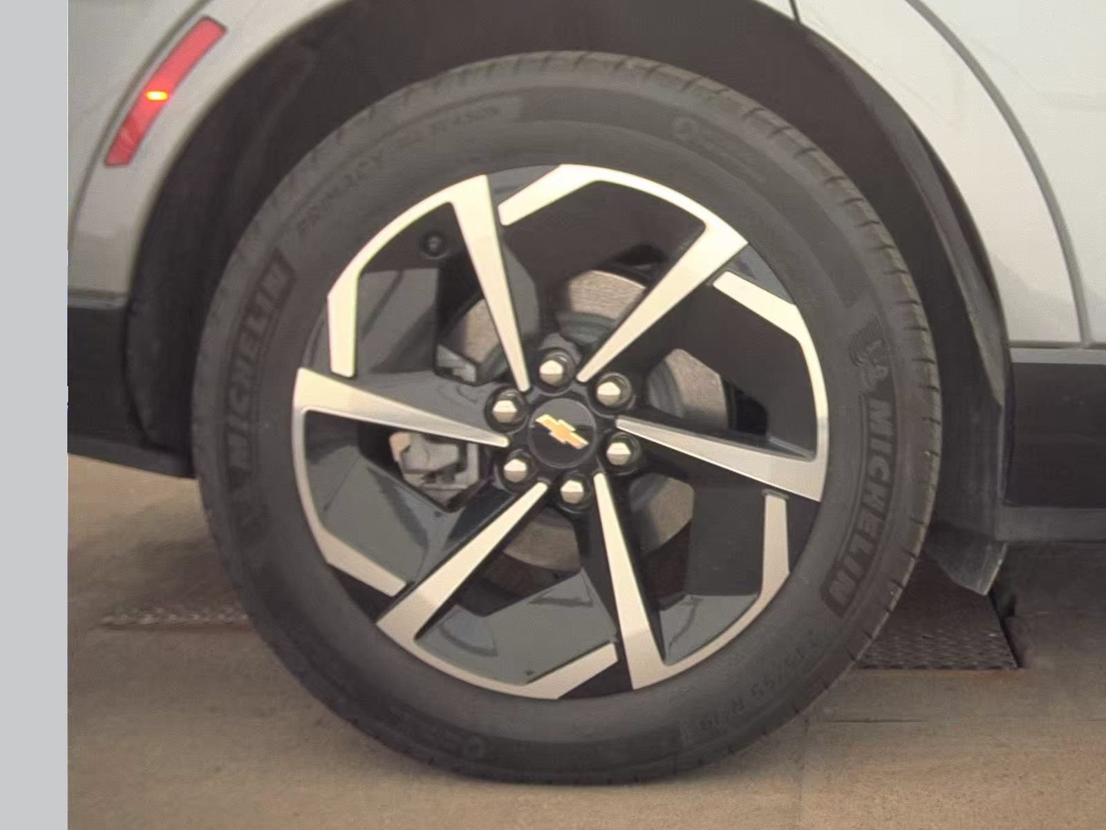 Used 2024 Chevrolet Equinox EV LT FWD image 24