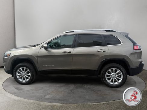Used 2019 Jeep Cherokee Latitude w/ Cold Weather Group AWD/4WD image 4