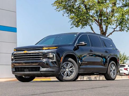 Certified 2025 Chevrolet Traverse LT FWD image 1