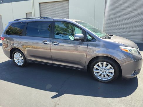 Used 2017 Toyota Sienna Limited Premium AWD/4WD image 4