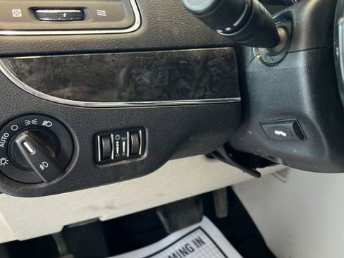 Used 2011 Chrysler Town & Country Touring-L w/ Entertainment Group #2 FWD image 10