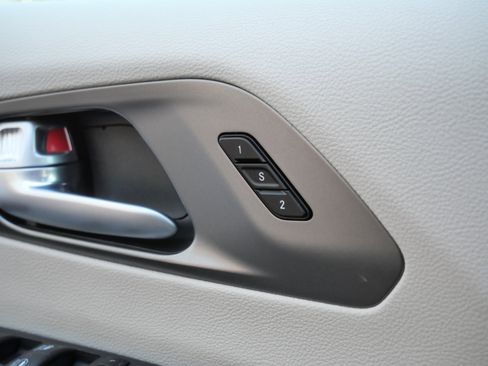 Used 2024 Chrysler Pacifica Select image 33