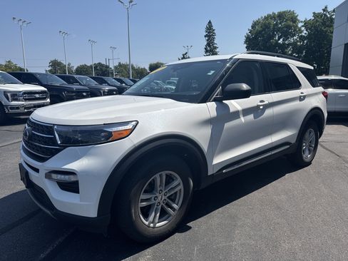 Used 2023 Ford Explorer XLT w/ Equipment Group 202A AWD/4WD image 3